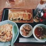 丸よし食堂 - 料理写真:「チャーハン (700円・税込)」と「餃子 (300円)」