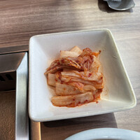 焼肉うしごろ 新宿三丁目店 - 自慢の厳選和牛スライダーバーガーを含む16品
                    白菜キムチ