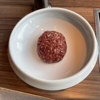 焼肉うしごろ 新宿三丁目店 - 自慢の厳選和牛スライダーバーガー含む16品
                      うしごろユッケ（生卵抜き）