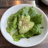 焼肉うしごろ 新宿三丁目店 - 自慢の厳選和牛スライダーバーガー含む16品
                    うしごろサラダ