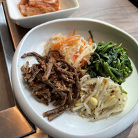 焼肉うしごろ 新宿三丁目店 - 自慢の厳選和牛スライダーバーガー含む16品
                    ナムル盛り合わせ