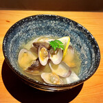 いざかや しん - あさりとキャベツ酒蒸しです(o^^o)