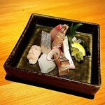 いざかや しん - 左側から時計回りの順に、地穴子炙り、シマアジ、シャコ、カンパチ、鰆の焼き霜造り、水イカになります(o^^o)シマアジとカンパチは特に美味しかったです！！