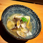 いざかや しん - あさり、キャベツ、酒の三位一体が秀逸な一品です！！(o^^o)