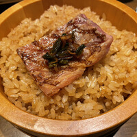 焼うお いし川 名古屋 - 軽く炙って酢飯の上に