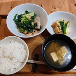 杉本町 みんな食堂 - 料理写真:令和4年12月
日替わり定食 350円
エビマヨ野菜炒め、厚揚げとニラの中華炒め、豆富とザーサイのスープ、ご飯、食後のコーヒー、マドレーヌ
