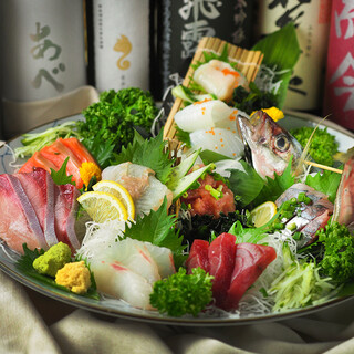 Enjoy seasonal fish purchased from Toyosu as sashimi, boiled, grilled, or Sushi.