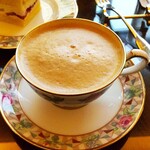 デリカ＆ラウンジ コフレ - ホットカフェオレは、表面がきめ細かく泡立っています。