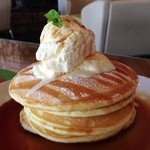オレンジ カウンティ Cafe - アメリカンパンケーキ
      ＊ 漂白していない国産小麦
      ＊ 四つ葉バター
      ＊ 手立てホイップクリーム
      
      プレーン（メープル・バター）800円
      
      ※ アイスクリームトッピング  ＋200円
