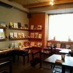 響き館 - 絵本いっぱいの落ち着いた店内