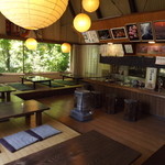 渓流 - 広い店内