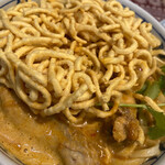 Toukyou Kaosoi - ▶︎カオソーイ.ガイ(骨付き鶏肉) 918円税込
                        即席麺と思しき揚げ麺がそのまんま
                        ダイナミックトッピング(*ﾟ∀ﾟ*)