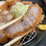 とんかつ 栄ちゃん - 熱々の一番右端。メロメロ。