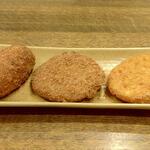 ディオ - カニクリームコロッケ(税抜)47円、メンチカツ(税抜)47円、牛コロッケ(税抜)47円 ※角度を変えて (2022.12.05)