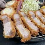 とんかつ 栄ちゃん - レフトサイド。赤身の旨みが尋常じゃない