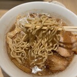 カドヤ食堂  - 【浮き糀味噌ラーメン　ご飯キムチ付き　1100円　12月期間限定】麺リフト