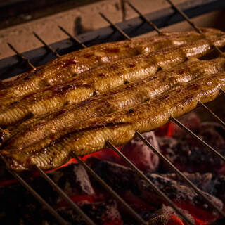 用备长炭烤制每个时期采购的最好的鳗鱼。