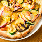 REVO BREWING - 季節野菜とアンチョビのピザ