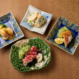 鮮魚も自慢。お酒と相性の良い一品料理も多彩な品揃え