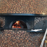 Napule - １階厨房のピッツァ窯。シャアザクのモノアイみたいな写真になっちゃいました。２０２２年１２月