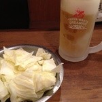 大阪串かつ　テンテコマイ - キンキンに冷えたビールとお通しのキャベツ