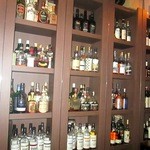 パークモア - 壁一面のボトル棚