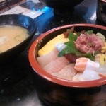廻鮮寿司処 タフ - タフ丼と本日のランチ汁（つみれ汁）