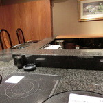 久壷庵 - しゃぶしゃぶ用のIHヒーターが埋め込まれたカウンター席。