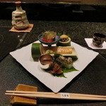 久壷庵 - 「旬菜」、イトウと新じゃが芋博多,夏野菜ゼリー,イトウ昆布〆鳴門,炙り万願寺押し寿司,小鮎背越し辛子味噌風味。以上のおしながきの５品に＋銀色の容器には自家製このわた、１番手前のが、イトウの肝と胃袋。