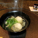 久壷庵 - 「椀物」。フタを開けると、、、湯気と共に、良い香りが立ち上ります。イトウのつみれ吉野仕立て。。。新順才や、まびき菜と共に。。。葛のとろみが優しい感じで更に美味しい。