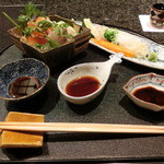 久壷庵 - 「冷菜」。左がイトウ焼きちり,鯛のお刺身,アボガドの生湯葉巻き。右側の細長いお皿に生野菜と新生姜。手前のは、左から土佐醤油、ポン酢、黒ニンニク醤油。 「黒ニンニクって何？」と質問。。。