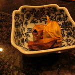 久壷庵 - 質問した「黒ニンニク」を見せて下さいます。青森産のニンニクを熟成させた非常に抗酸化作用が高く、栄養価の高いニンニク。皮をむいたら中は真っ黒で柔らかいのです。