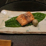 久壷庵 - 「焼き物」。ビワの葉の緑とイトウのサーモンピンクのコントラストが美しいです。有馬山椒の優しい辛味も良いですね。小芋の柚子風味が添えられてて可愛い♪