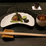 久壷庵 - 「皿物」。神戸牛ロースステーキ。今日入荷した鴨茄子。アスパラ。黒いのは、先ほどの黒ニンニクの皮をむいたもの。トロリとしています。私はお肉に付けたり鴨茄子に付けたりして頂きました。美味しいです♪