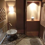 久壷庵 - 店内に入ってすぐに,つくばいが。。。琴の音が流れ風情のある和の空間。