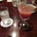 久壷庵 - 地下のサロンに移動しました。「水菓子」は、ミントの葉が添えられたフルーツトマト煮です。これで懐石は終了。。