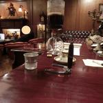 久壷庵 - デザートの為だけの地下室。秘密のサロンみたいですよ。英国風の重厚な作りのお部屋、暖炉の前に先客の紳士さまたち数名が。。。１階のステーキハウス・オクソンのデザートもこちらで供されます。