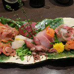 Kisetsuryouri Matsuri - おまかせ刺身盛り合わせ（赤貝、ホタテ、赤身、ホタルイカ、カンパチ、甘鯛昆布〆、ウニ）