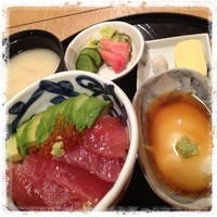 小割烹おはし 恵比寿 - おはしのおひるごはん
                "漬けマグロとアボカドの胡麻だれどんぶり"
                