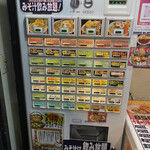 memmeshishokudoumeshikingu - 券売機でチケットを買おうとしてビックラコン！
                        
                        味噌汁飲み放題に、キングは1Kgまで無量とある。
                        
                        いや…とりあえず様子見でご飯はMの300gやな…