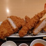 Tonkatsu Ebikatsu Shiawaseya - 瑞浪ボーノポーク（100g）、海老フライ、ヒレ（80g）
                      
                      タルタルソースは手作りで
                      好みな美味しい味わいだった。
                      
                      手作りのタルタルソースはありがたい❕