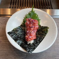 USHIGORO S. SHINJUKU - 【Lコース】牛ヒレカツ、究極の黒タン、ザブトンのすき焼きなど全13品
                    厳選赤身と生姜の手巻き