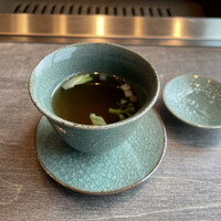 USHIGORO S. SHINJUKU - 【Lコース】牛ヒレカツ、究極の黒タン、ザブトンのすき焼きなど全13品
                    牛コンソメスープ