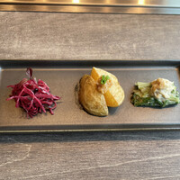 USHIGORO S. SHINJUKU - 【Lコース】牛ヒレカツ、究極の黒タン、ザブトンのすき焼きなど全13品
                    旬野菜3種