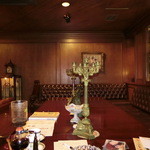 久壷庵 - 暖炉の前の先客さん達が帰られた後、お客はこの広々としたソファの私達だけ。水菓子、珈琲＆ケーキを頂きました。珈琲をサイフォンでいれて下さっています。