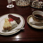 久壷庵 - ケーキは３種類。少しずつ頂きました。(*^。^*)　この後、ステビアと言う甘いお味のハーブ水も頂きました。ハーブも屋上で育ててられるそう。