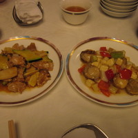 揚州名菜 秦淮春 - 豚肉とズッキーニの醤油炒め(左）とベビーホタテと長ネギの塩炒め