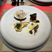 鉄板焼 ステーキ 北野坂 - 【Casual Lunch course】旬菜のオードブルや厳選国産サーロイン等全5品
                【前菜】和牛 トリュフ 炙りホタルイカ ハマグリ ジュレのベール 筍
