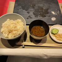 鉄板焼 ステーキ 北野坂 - 【Casual Lunch course】旬菜のオードブルや厳選国産サーロイン等全5品
                  【食事】青森産大蒜のガーリックライス 赤出汁 香の物