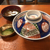 丸文 - 鰻鶏丼、赤だし、御新香